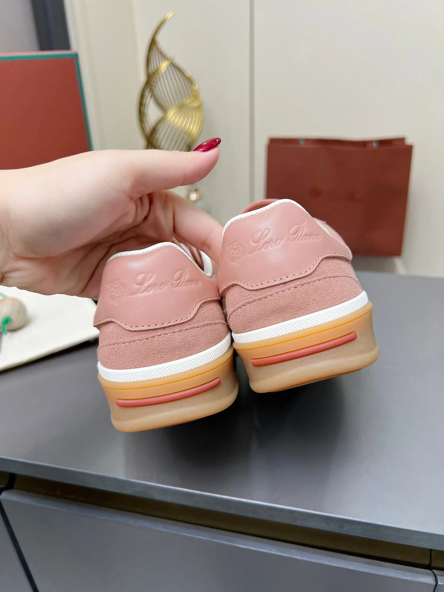 Factory price: 580💰Purchase level, high version🦅⛳️ Italy [Loro men's shoes💰iana] Tennis walk series L men's shoes💰Couple moral training shoes casual sports shoes sneakers🎁🎁 Original purchase development and production This new suede tennis shoe adopts an ultra-low design, suitable for wearing all year round👫👫 The wrapped sole creates an effortlessly attractive color combination that harmoniously blends functionality with understated style, making it the ideal shoe for urban wear. Soft calfskin tongue with Kummel color insert at the heel, embossed L Men's shoes 💰 Logo Cotton lace upper, cowhide suede sole Rubber-lined calfskin ✦ Upper: imported first-layer cowhide ➕ Customized original cowhide ✦ Lining: cowhide lining ➕ Cow leather insole ✦ Sole: Original open-molded T men's shoe 💰R ultra-lightweight outsole ✦Packaging: Original full set of packaging ✦Female size: 35--40, ✦Male size: 39--44, customized 45
